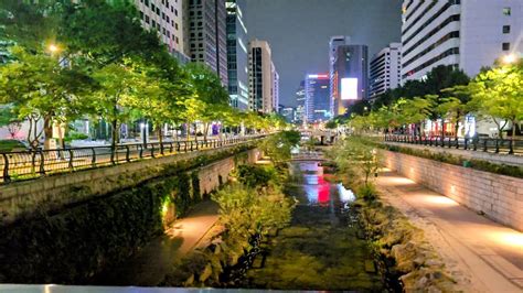 Das Cheonggyecheon-Flussystem: Ein urbaner Wasserfall der Geschichte und des Friedens!