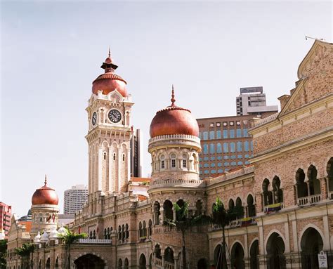 Der Sultan Abdul Samad Building: Eine architektonische Pracht im Herzen von Kuala Lumpur!