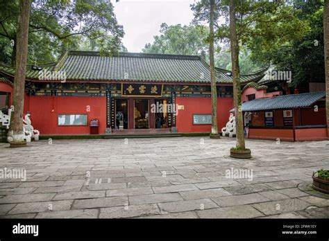  Der Lingyun Tempel! Eine Oase der Ruhe mit atemberaubendem Panoramablick auf Leshan