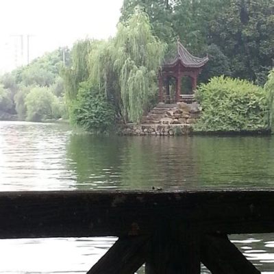  Der Yuhu-Pavillon – Ein mystisches Juwel im Herzen Xiangtans?