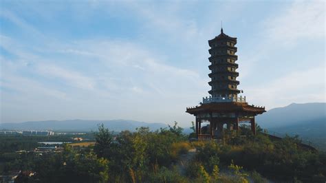  Die Beifang-Pagode: Ein mystischer Turm mit atemberaubenden Aussichten auf Qingyang!