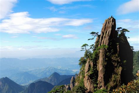  Die farbenfrohen Terrassen des Qicai Shan: Ein bunter Traum aus Erde und Stein!