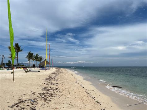 Die Pantai Pasir Putih - Ein Paradies aus weißem Sand und türkisblauem Wasser!